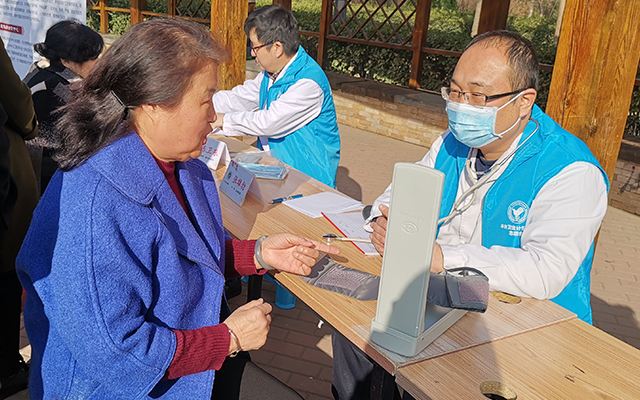 【学雷锋日】乐投注册网(中国区)首页,举办“爱满京城，牵手智慧家医”志愿服务活动(图5)